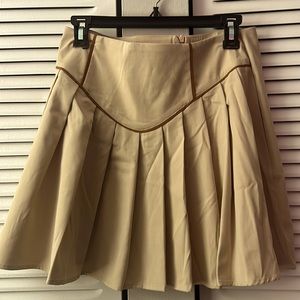 Cider cute beige/Nude skirt with brown detailing, zipper in the back!